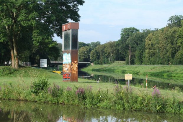 Leipziger Eck mit rostendem Kunstwerk, Graureiher und Gestattungsschild. Foto: Ralf Julke