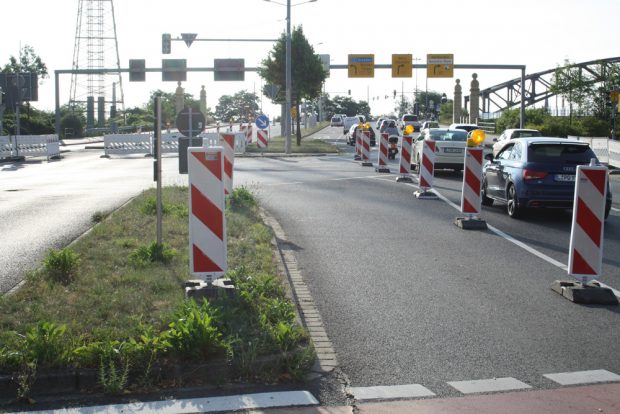 Linksabbiegen ist hier auf der Rackwitzer Straße erst mal nicht möglich. Foto: Ralf Julke