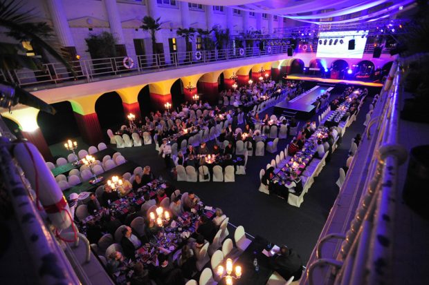 Ehemalige Männerschwimmhalle als Veranstaltungsort zur Weihnachts-Dinnershow „Aloha he!“ 2012: Foto: Westend Public Relation GmbH