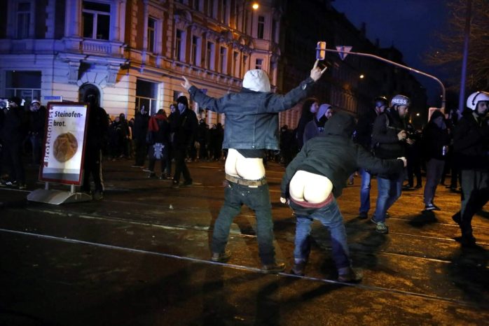 Mancher zeigte den Allerwertesten und bekam ebenfalls eine Anzeige. Foto: L-IZ.de