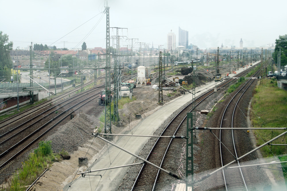 Das Baufeld für das erste neue Gleis ist freigemacht. Foto: Ralf Julke