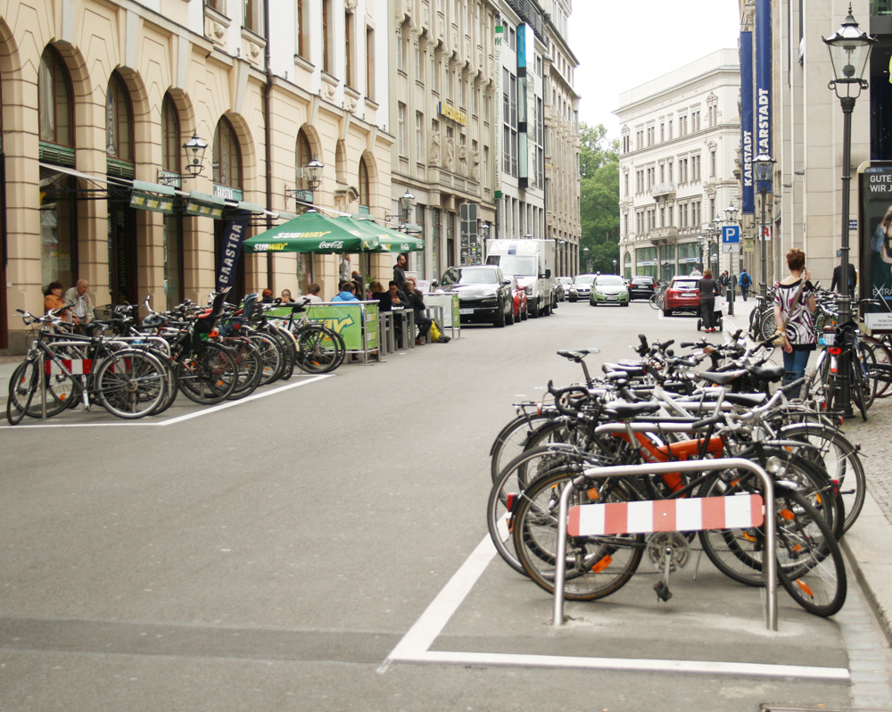 Fahrradbügel auf dem Neumarkt. Foto: Ralf Julke