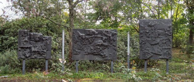 Die Gesamtansicht der Bronzeplatten, links die gestohlene. Foto: agra-Park
