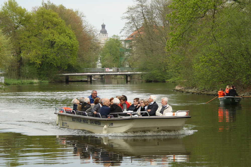 Blick von der Weißen Elster zum Peterssteg und im Hintergrund der Turm des Neuen Rathauses. Foto: Ralf Julke