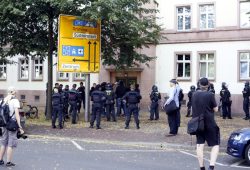 Rangeleien mit der Polizei am Rande mit einer Gruppe, welche vom Bayerischen Bahnhof kam und abgedrängt wurde. Foto: L-IZ.de