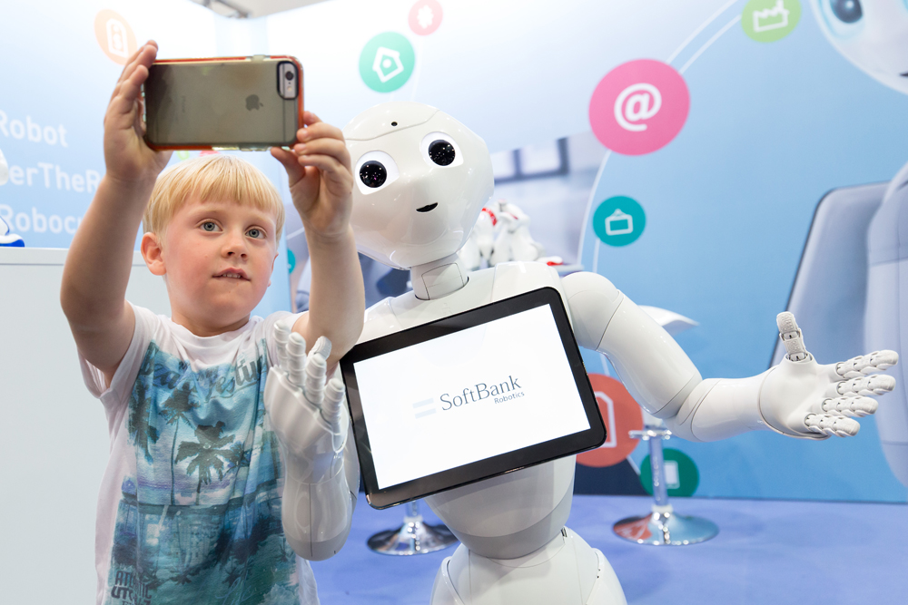Pepper von SoftBank Robotics begeistert große und kleine Besucher. Foto: Leipziger Messe / Tom Schulze