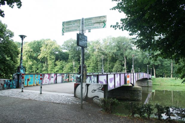 Wegweiser an der Rennbahnbrücke. Foto: Ralf Julke