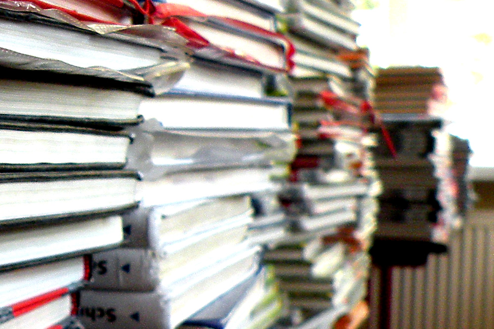 Echte Arbeitsmaterialien: gestapelte Schulbücher. Foto: Marko Hofmann