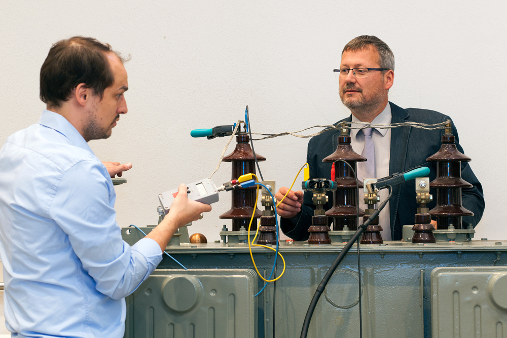Prof. Gerd Valtin (rechts) und Mitarbeiter Peter Kästel entwickeln im Projekt „SMART-TR“ ein Diagnosesystem zur Vorhersage des Betriebsrisikos und der Restlebensdauer von Leistungstransformatoren. Foto: Johannes Ernst/HTWK Leipzig
