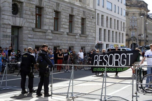 So nah wie selten - einige Gegendemonstranten mit dem Slogan Besorgt es Euch doch selber. Foto: L-IZ.de