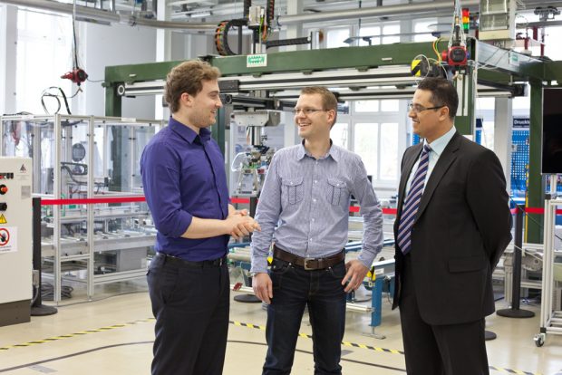 Prof. Faouzi Derbel und seine Mitarbeiter Florian Strakosch und Sadok Bdiri (v. r. n. l.) arbeiten im Projekt „iFacts“ an der automatischen Verschleißerkennung bei Weichenheizungen. Foto: Stephan Thomas/HTWK Leipzig