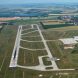 Blick über die Nordstartbahn zum Schladitzer See. Der Werbeliner See liegt links davon außerhalb des Bildausschnitts. Foto: Flughafen Leipzig / Halle