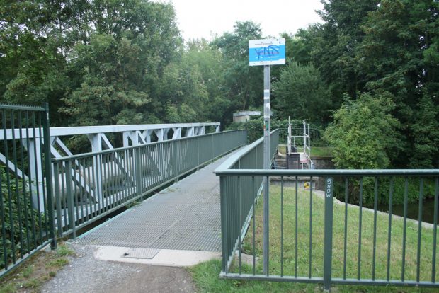 Dieser schmale Steg führt über die frisch abgezweigte Weiße Elster. Foto: Ralf Julke