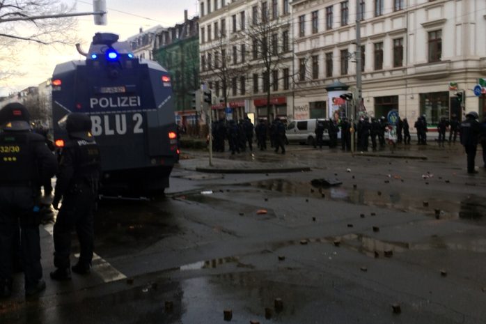 Unzählige Steinwürfe auf Polizeibeamte und Konfrontationen auf der Karl-Liebknechtstraße. Foto: L-IZ.de