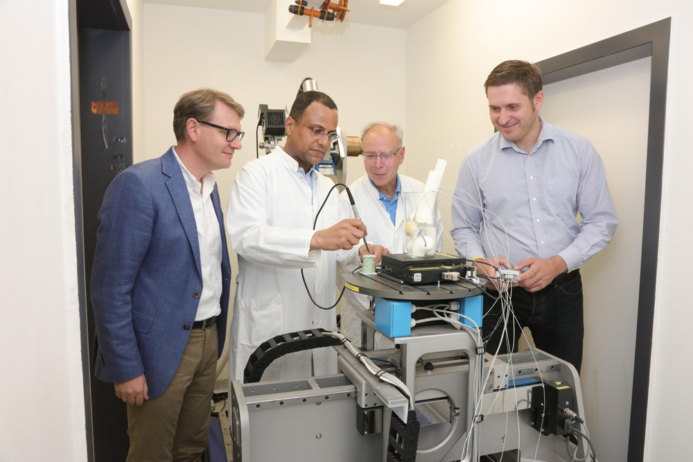 Prof. Frank Dehn, Institut für Mineralogie, Kristallografie und Materialwissenschaft an der Universität Leipzig, Dr. med. Mohamed Ghanem, Geschäftsführender Oberarzt an der Klinik für Orthopädie, Unfallchirurgie und Plastische Chirurgie des Universitätsklinikums Leipzig, Prof. Christoph Josten, Direktor der Klinik für Orthopädie, Unfallchirurgie und Plastische Chirurgie des Universitätsklinikums Leipzig, Dr. Andreas König, Institut für Mineralogie, Kristallografie und Materialwissenschaft an der Universität Leipzig (v.l.n.r.) im Labor für multifunktionale Konstruktionswerkstoffe der Fakultät für Chemie und Mineralogie der Universität Leipzig. Foto: Angela Steller / UKL