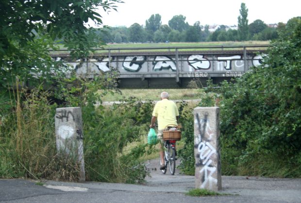 Kopf einziehen! Die Unterführung unter der Bahnstrecke in Möckern. Foto: Ralf Julke