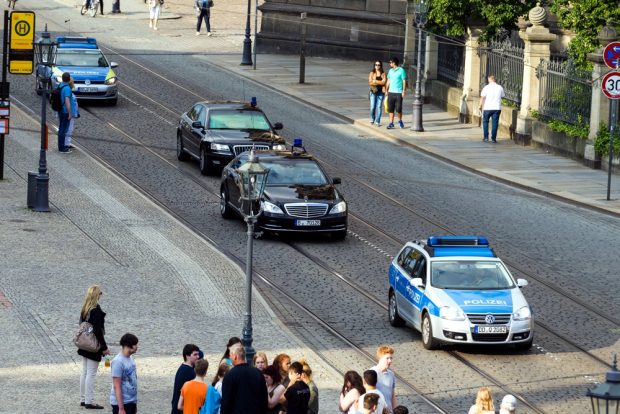 Verändertes Straßenbild in Dresden. Einflug der verschwiegenen Gesellschaft. Foto: Mirko Boll