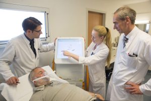 Prof. Daniel Seehofer, Victoria Kegel, Ärztin in Weiterbildung, und Prof. Thomas Berg (von links) besprechen die Werte eines LiMAx-Patienten. Foto: Stefan Straube / UKL
