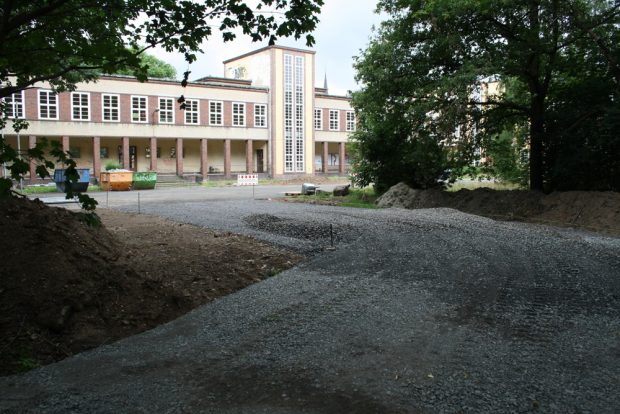 Die Schotterzufahrt zum Schulgebäude Karl-Heine-Straße 22b. Foto: Ralf Julke