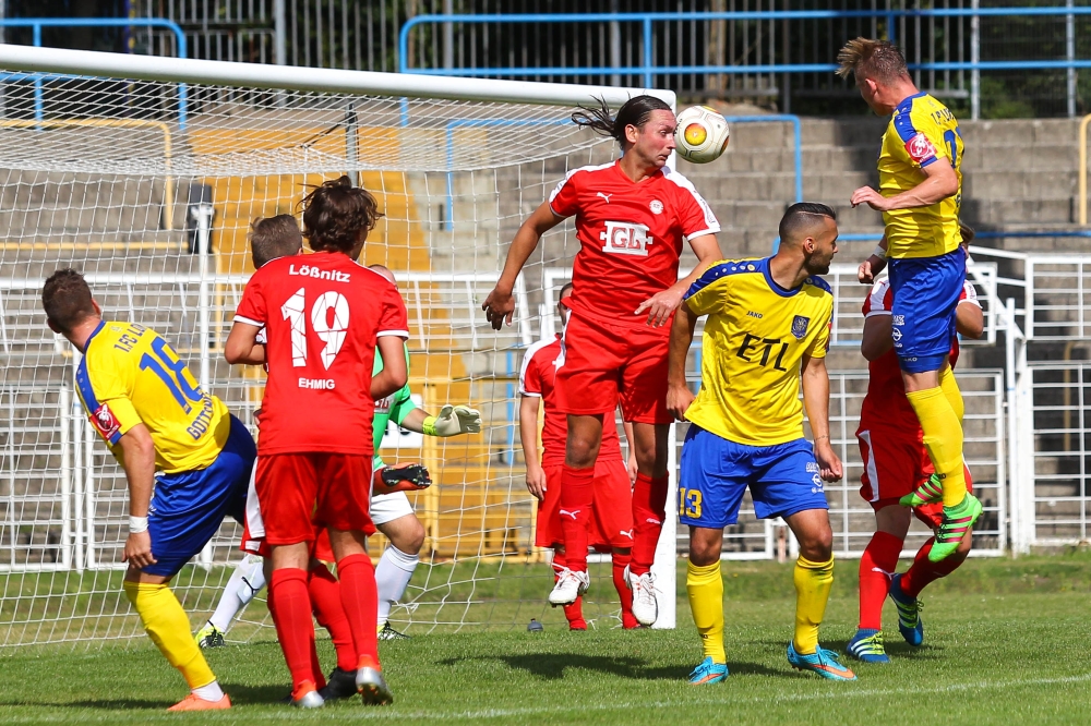 Robert Zickert (re.) köpft zum 2:0 für Lok ein. Am Ende klingelte es sechsmal im Tor des FC Lößnitz. Foto: Jan Kaefer