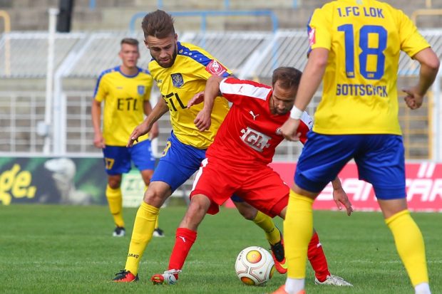 Kevin Zimmermann (li.) im Zweikampf mit dem Lößnitzer Albert Samatov. Foto: Jan Kaefer