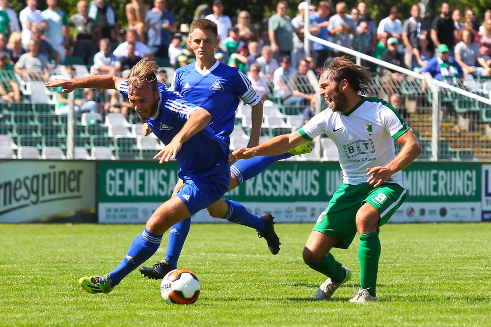 In diesem Duell mit Martin Böhmer verdrehte sich der spätere Doppeltorschütze Andy Müller (re.) das Knie und musste behandelt werden. Foto: Jan Kaefer