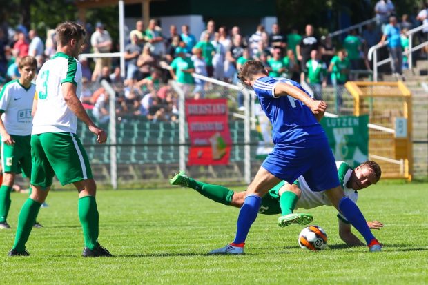 Benjamin Schmidt geht vor dem Markranstädter Marc Calvin Dünkel zu Boden. Foto: Jan Kaefer
