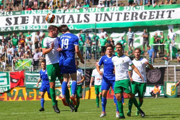 Kopfballduell zwischen Chemie-Kapitän Stefan Karau (li.) und Robin Sonnekalb. Foto: Jan Kaefer