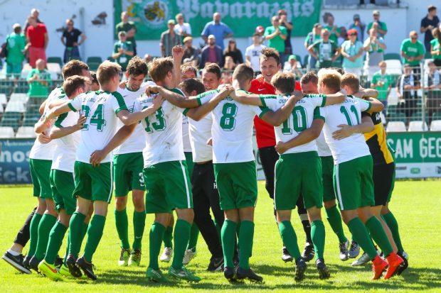 Erstes Oberliga-Spiel, erster Sieg. Die Leutzscher feiern ihren vedienten Erfolg. Foto: Jan Kaefer