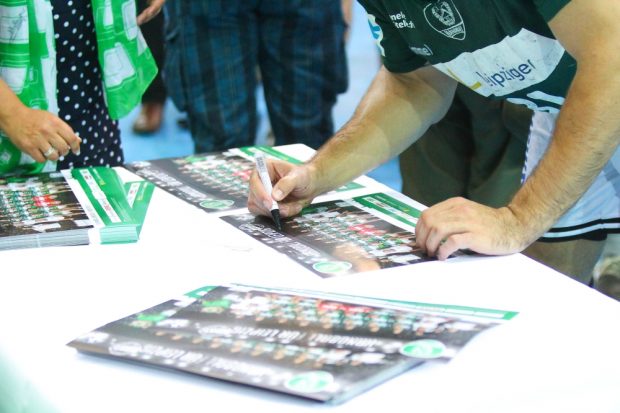 Im Anschluss an die Partie schrieben die Bundesliga-Handballer für die Fans Autogramme. Foto: Jan Kaefer
