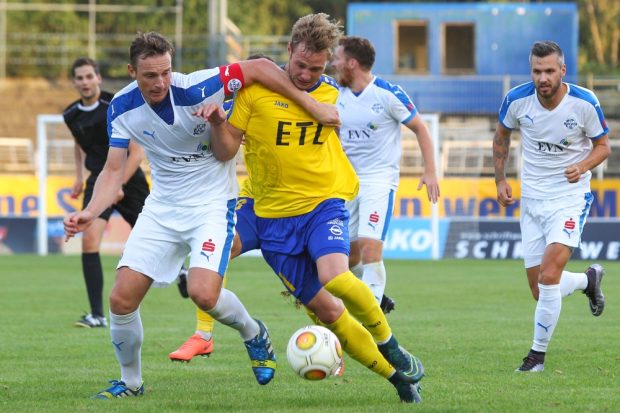 Jeder Ball hart umkämpft: Wacker-Kapitän Matthias Peßolat (li.) gegen Felix Brügmann. Foto: Jan Kaefer