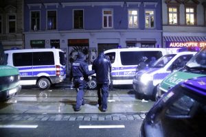 215 Personen wurden am 11. Januar 2016 noch am Tatort in Gewahrsam genommen. Foto: L-IZ.de