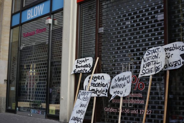 Vor dem „BLOW Yakuza-Store“ im Brühl 4 demonstriert am 1. August die Antifa-Kampagne. Foto: Alexander Böhm