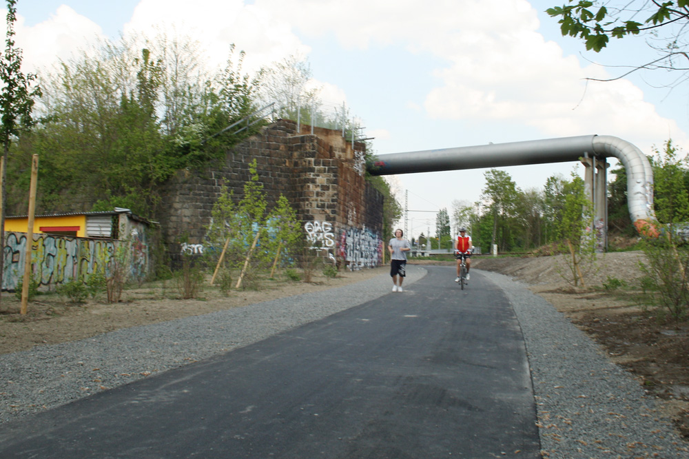 An der Anger-Crottendorfer Bahnschneise würde man auf den Parkbogen-Ost kommen. Foto: Ralf Julke