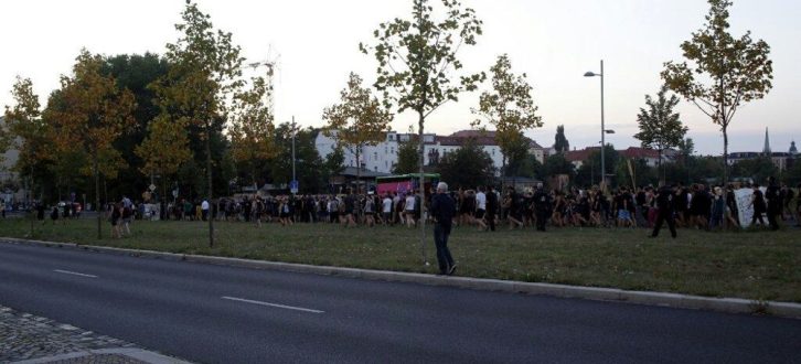 Die Demonstration auf dem Rückweg nach Connewitz. Unterdessen konzentriert sich die Polizei auf den Kohlrabizirkus. Foto: L-IZ.de