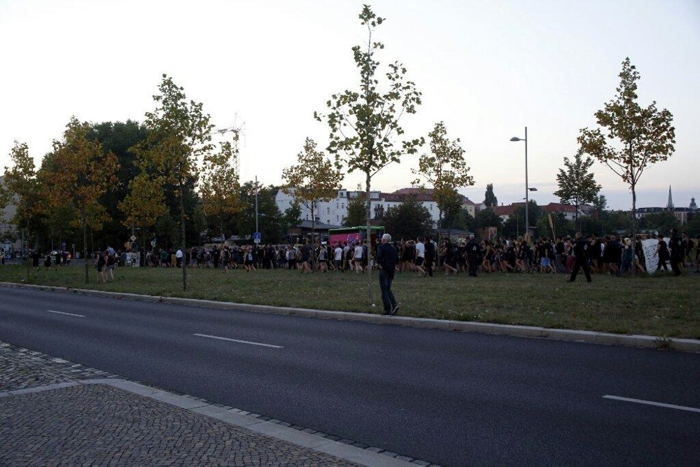 Die Demonstration auf dem Rückweg nach Connewitz. Unterdessen konzentriert sich die Polizei auf den Kohlrabizirkus. Foto: L-IZ.de