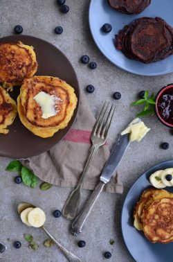 Bananenpancakes mit Salzbutter und Karamellcreme. Foto: Maike Klose
