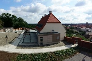 Die neue Außenanlagengestaltung auf dem Eilenburger Burgberg. Foto: Stadt Eilenburg