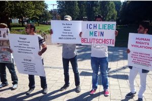 Demonstranten aus Belutschistan auf dem Willy-Brandt-Platz vor dem Hauptbahnhof Leipzig. Foto: Jonas Nayda