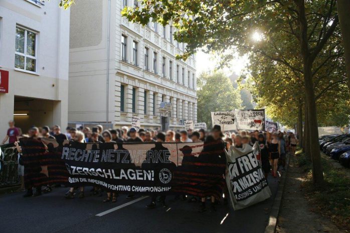 Die Demonstration schwillt beim Gang durch Connewitz auf rund 1.000 Teilnehmer an. Foto: L-IZ.de