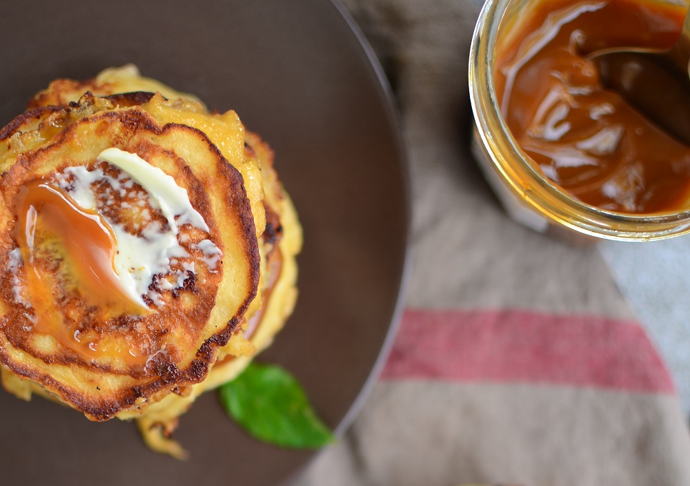 Bananenpancakes mit Salzbutter und Karamellcreme. Foto: Maike Klose