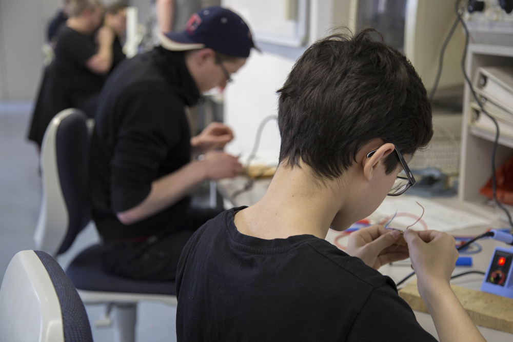Ferienhochschule an der HTWK Leipzig – das heißt auch: tüfteln, experimentieren, sich ausprobieren. Foto: A. Schröder/HTWK Leipzig