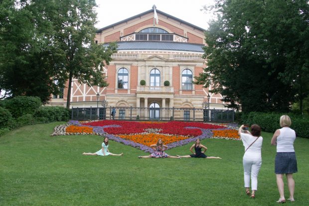 Festspielhaus mit Nachwuchs für Bühne und Zuschauerraum als Models am Blumenbeet. Foto: Karsten Pietsch