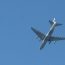 Flugzeug beim Flug übers Leipziger Stadtgebiet. Foto: Ralf Julke