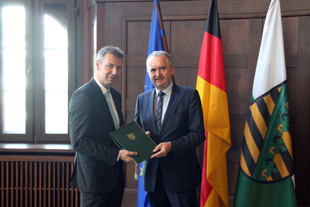 Landrat Kai Emanuel beschreitet „Brücken in die Zukunft“ und empfängt die Fördermittelbescheide für Nordsachsen. Foto: Landratsamt Nordsachsen