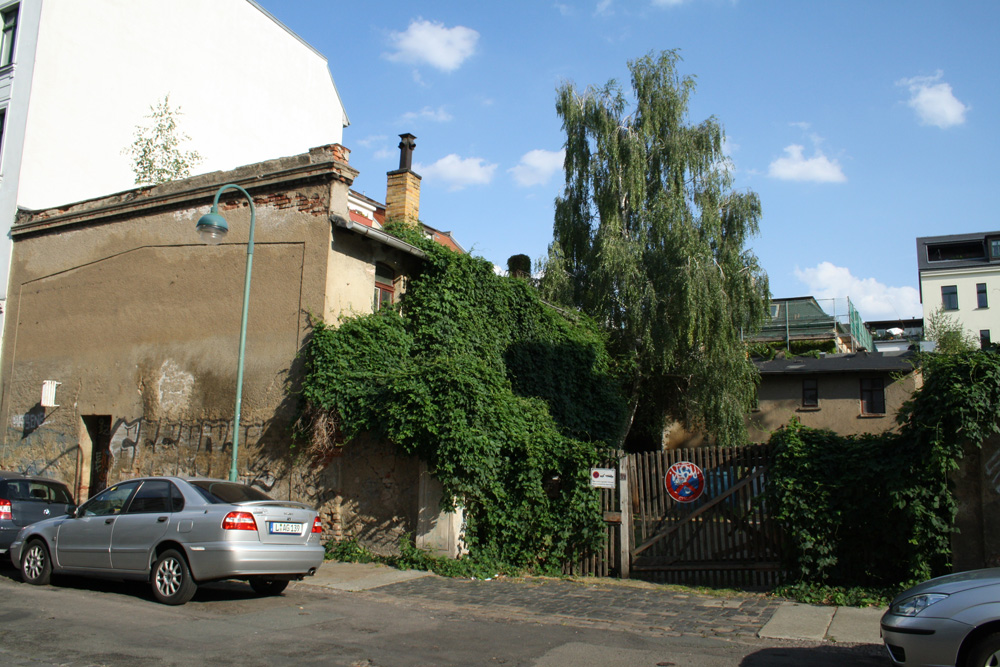 Reste der Omnibusgesellschaft Heuer im Waldstraßenviertel. Foto: Ralf Julke