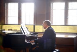 Geschäftsführer des Thomanerchors Stefan Altner begleitete am Klavier. Foto: Alexander Böhm