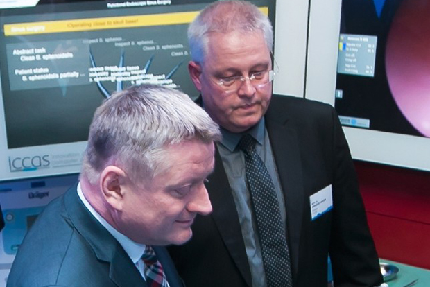 Bundesgesundheitsminister Hermann Gröhe testet im ICCAS das computergesteuerte Endoskop während einer simulierten Nasennebenhöhlen-OP. Institutsdirektor Prof. Dr. Andreas Melzer beobachtet die Handgriffe. Foto: Universität Leipzig/Swen Reichhold