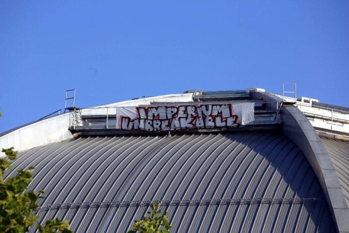 Imperium-Banner auf dem Dach und ein gebrochenes Versprechen des Kohlrabizirkus-Betreibers. Foto: L-IZ.de
