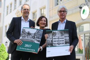 Volker Bremer, Marit Schulz und Dr. Volker Rodekamp mit dem neuen Leipzig-Kalender. Foto: Ralf Julke
